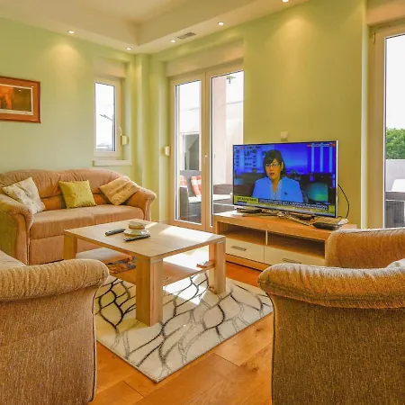Holiday Luxhome *
