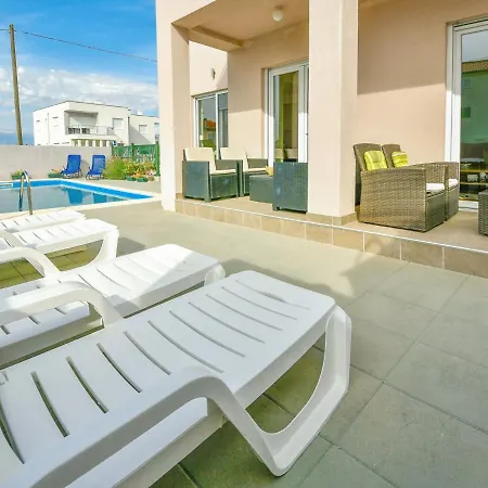 Holiday Luxhome 펜션 자톤