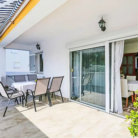 Karlo By Interhome